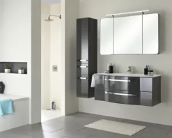 Badmöbel-Set Pelipal Xpressline 4005 BxHxT 157 x 200 x 49 cm Frontfarbe grau hochglanz mit Waschtisch Glas weiß und Waschtisch Waschtischunterschrank Spiegelschrank mit LED-Beleuchtung Hochschrank 992.12001121