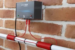 Entkalkungssystem Impuls Home 32. Impuls-Entkalker bis 1-¼ Zoll oder 32 mm Rohrdurchmesser und max. Durchfluss von 1,8 m³/h