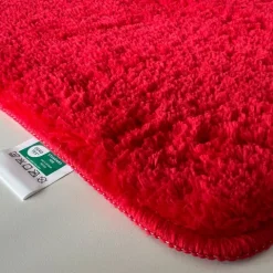 FLOORDIREKT Badematte Sky - Flauschiger Badvorleger mit dichtem Flor - Eckig - Beerenrot - 80 x 150 cm