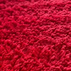 FLOORDIREKT Badematte Sky - Flauschiger Badvorleger mit dichtem Flor - Eckig - Beerenrot - 80 x 150 cm