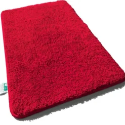 FLOORDIREKT Badematte Sky - Flauschiger Badvorleger mit dichtem Flor - Eckig - Beerenrot - 80 x 150 cm