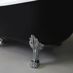 Freistehende Badewanne im klassischen Stil in Schwarz und Weiß | Romantica