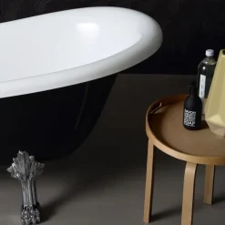 Freistehende Badewanne im klassischen Stil in Schwarz und Weiß | Romantica