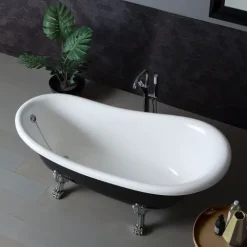 Freistehende Badewanne im klassischen Stil in Schwarz und Weiß | Romantica