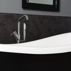 Freistehende Badewanne im klassischen Stil in Schwarz und Weiß | Romantica