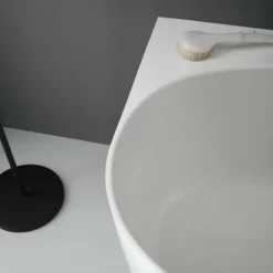 Halbfreistehende ovale Mineralguss- Badewanne, weiße Ausführung | Luisa