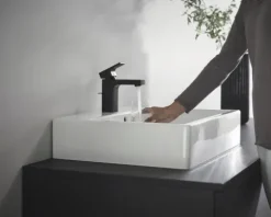 hansgrohe Waschtischarmatur VERNIS SHAPE 100 CoolStart schwarz matt mit Zugstangen-Ablaufgarnitur 71594670