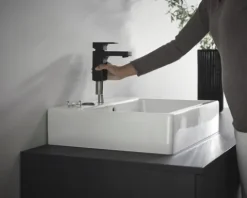 hansgrohe Waschtischarmatur VERNIS SHAPE 100 CoolStart schwarz matt mit Zugstangen-Ablaufgarnitur 71594670