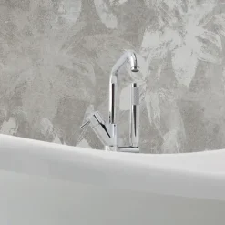 Klassische freistehende Badewanne mit silbernen Füßen | Romantica