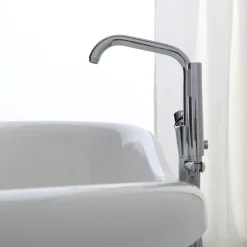 Klassische freistehende Badewanne mit silbernen Füßen | Romantica