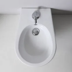 Standbidet aus weißer Sanitärkeramik | Soave
