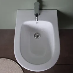Wandbidet aus weißer Sanitärkeramik, abgerundete Form | Blues